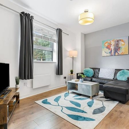 Spacious 1 Bedroom Apartment In Central 워킹 외부 사진