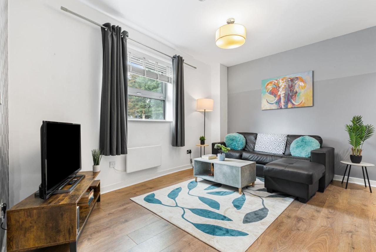 Spacious 1 Bedroom Apartment In Central 워킹 외부 사진