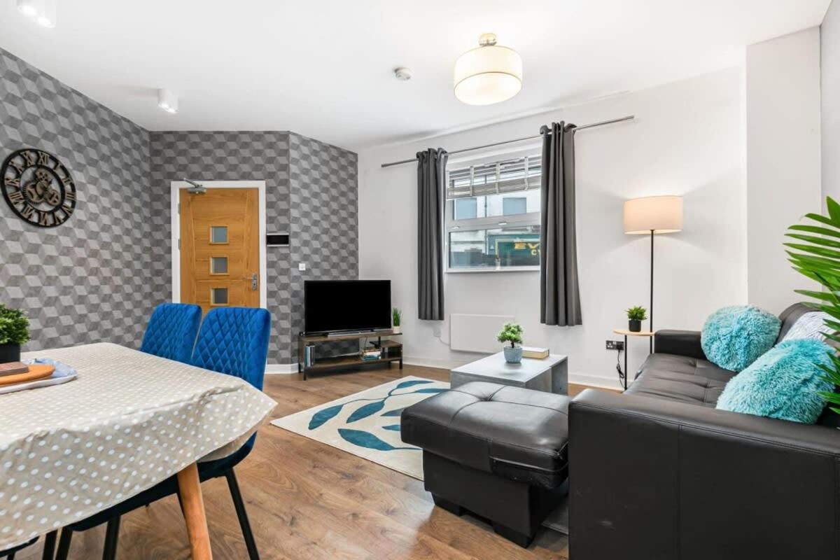 Spacious 1 Bedroom Apartment In Central 워킹 외부 사진