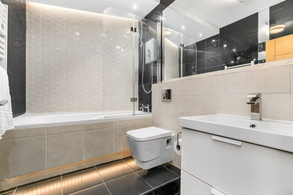 Spacious 1 Bedroom Apartment In Central 워킹 외부 사진