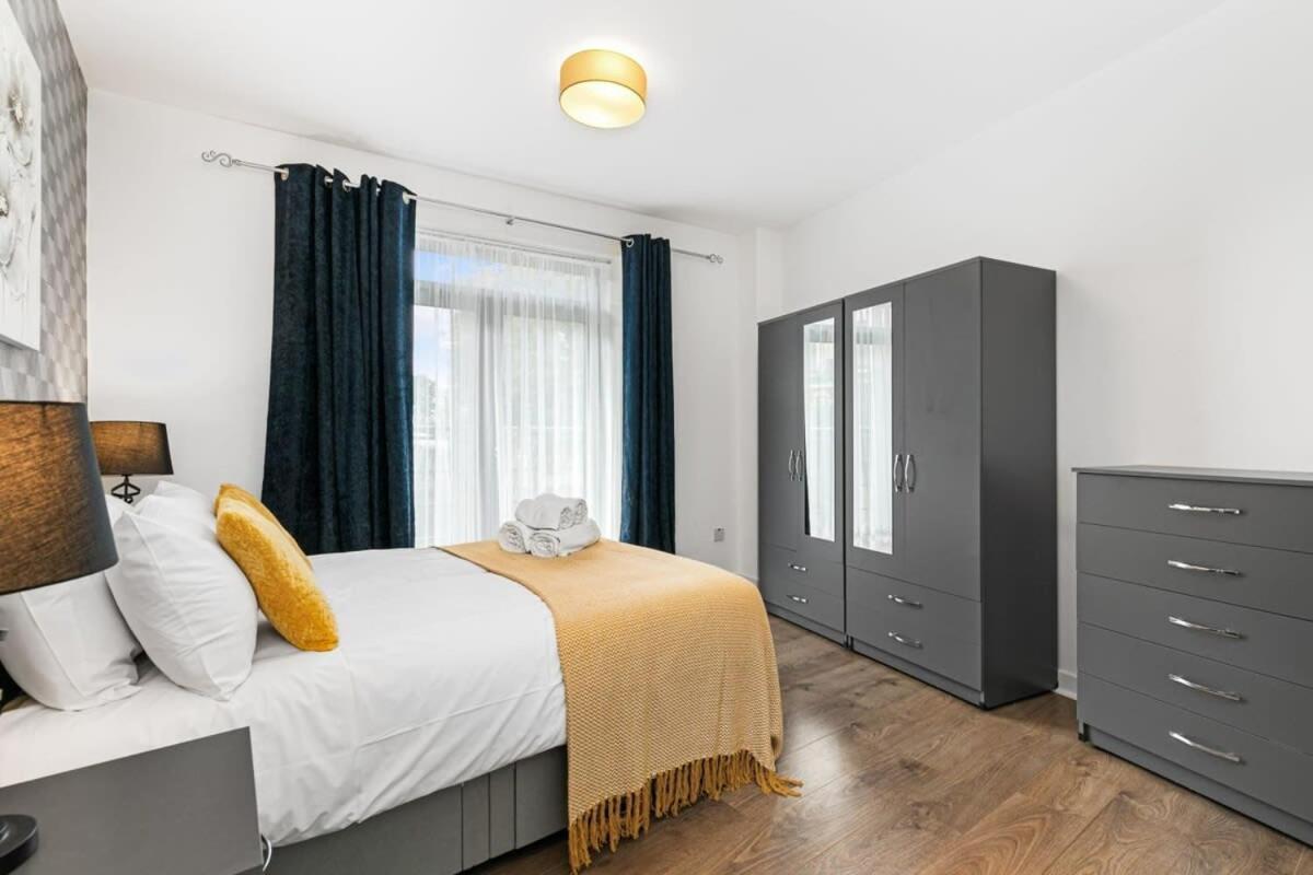 Spacious 1 Bedroom Apartment In Central 워킹 외부 사진