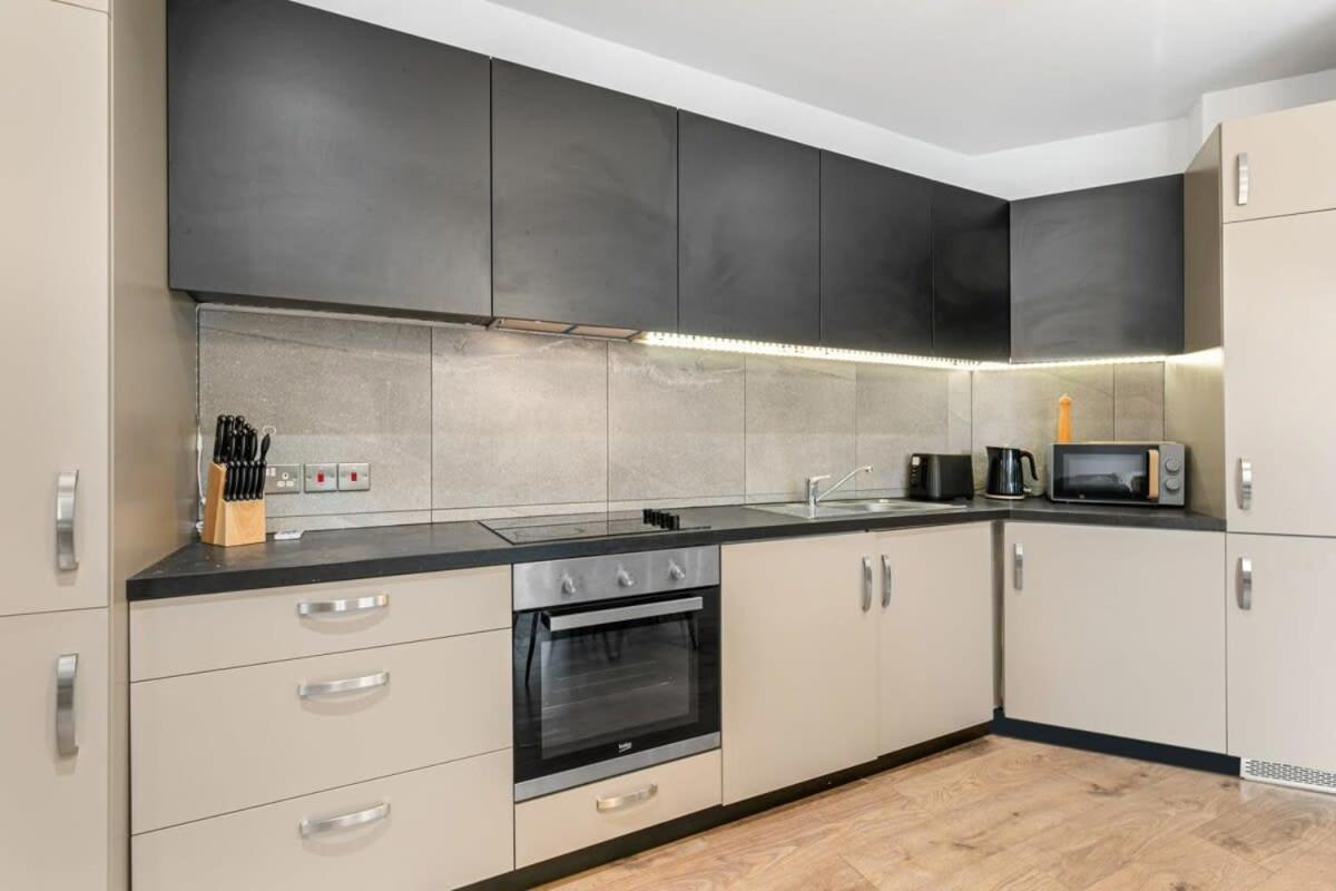 Spacious 1 Bedroom Apartment In Central 워킹 외부 사진