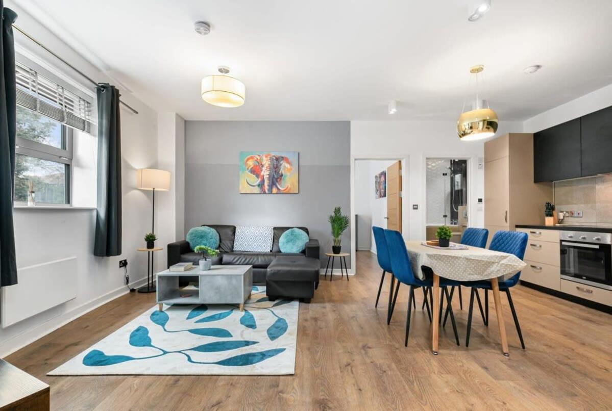Spacious 1 Bedroom Apartment In Central 워킹 외부 사진