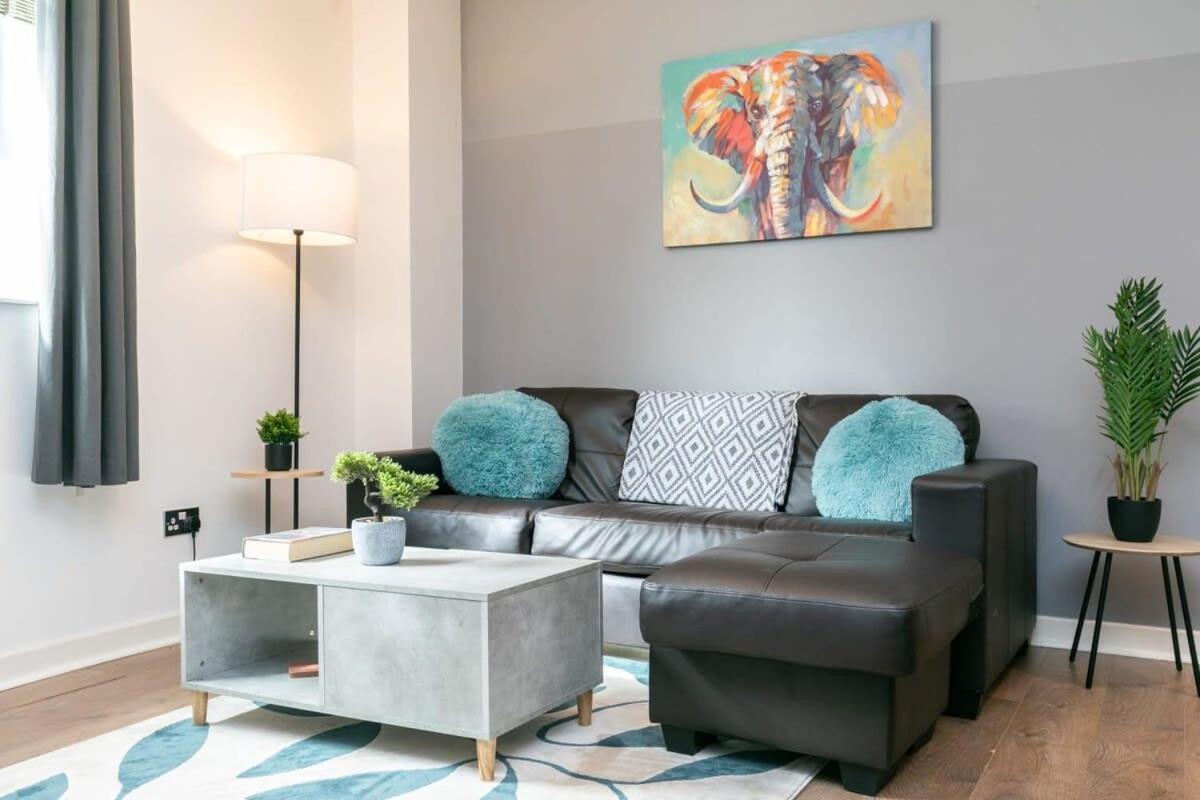 Spacious 1 Bedroom Apartment In Central 워킹 외부 사진