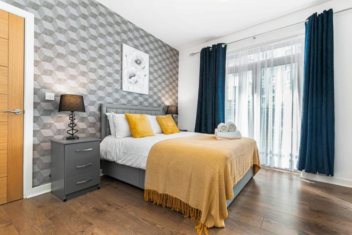 Spacious 1 Bedroom Apartment In Central 워킹 외부 사진